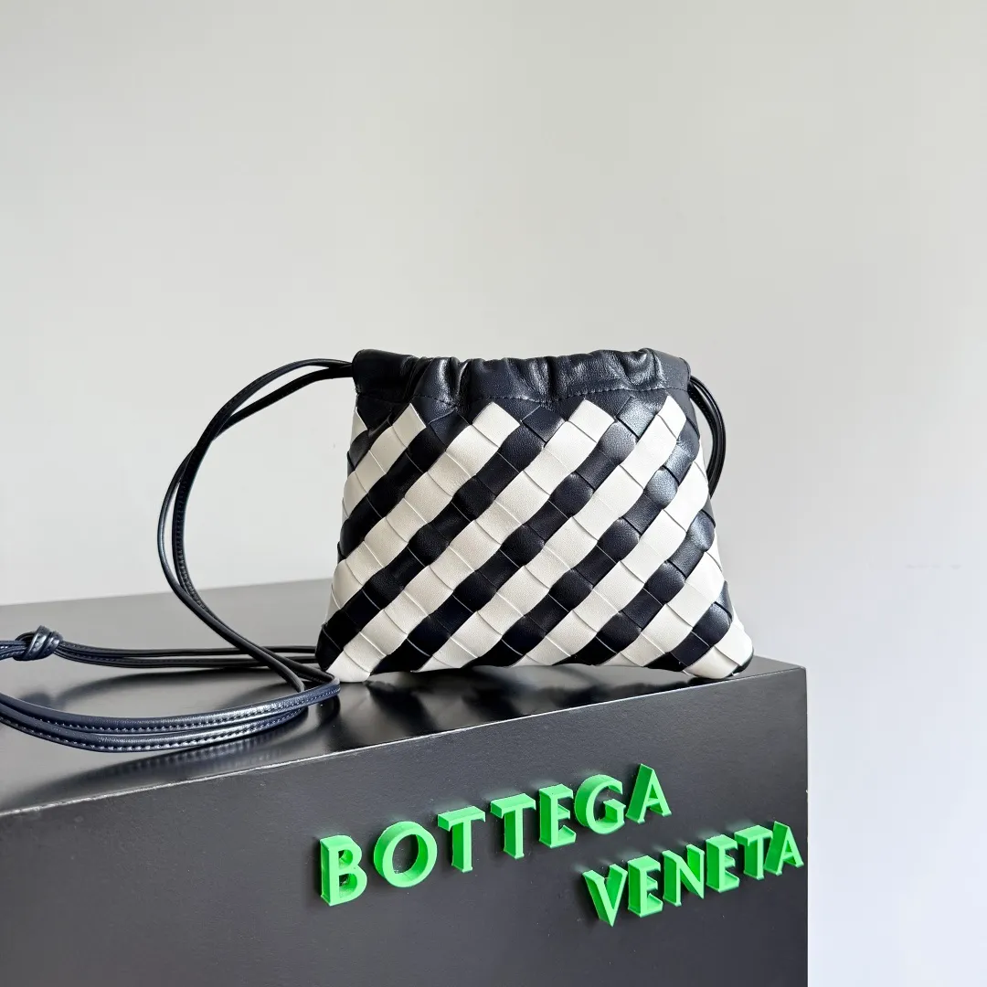 Batch 1360 BOTTEGA VENETA DUSTBAG mini size is officially launched📣📣. It still continues the classic weaving process. The lazy and casual feeling presented by the drawstring pockets is not too suitable for summer. The small back is light and convenient. It is enough to bring lipstick and tissues when going out every day. It is not easy to make mistakes with any clothes. The shoulder strap has a buckle and pull-out design, which can be adjusted to unlock multiple carrying methods. Style number: 816987 Size: 21*16.6*1cm